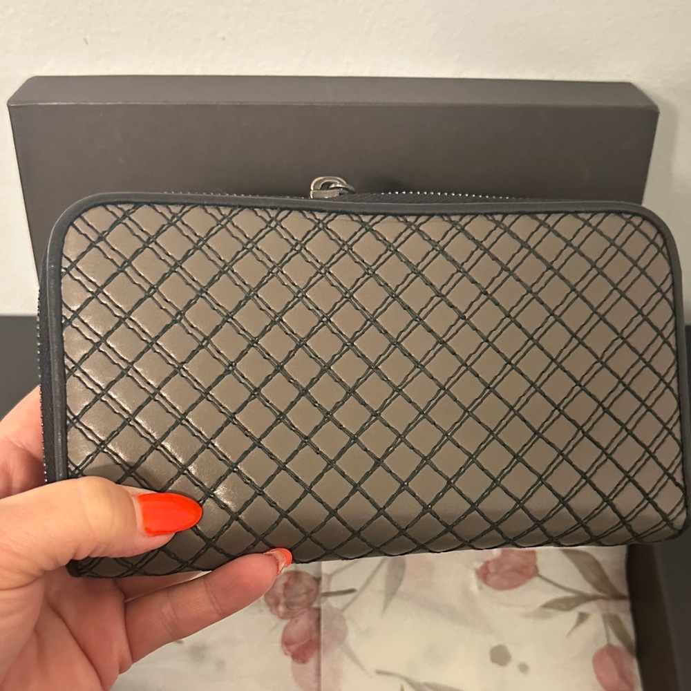 Bottega Veneta Dark Beige & Black Woven Zip Around Wallet. NWOT & Incl Orig Box - Picture 8 of 15